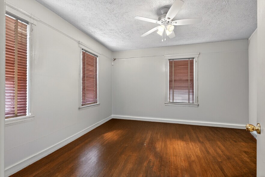 More Photos Of 671-673 Broadway, Bayonne Bar For Sale