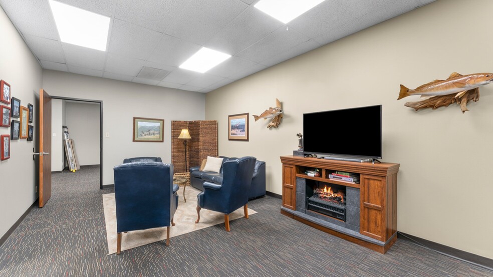 More Photos Of 16522-16536 Park Row, Houston Light Distribution For Sale