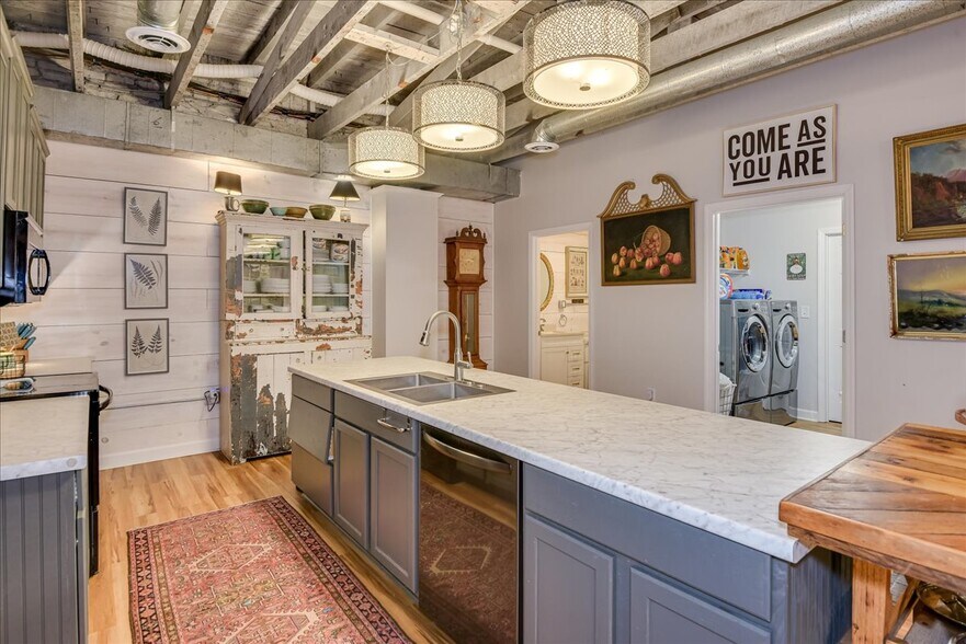 More Photos Of 114 W 6th St, Waynesboro Showroom For Sale