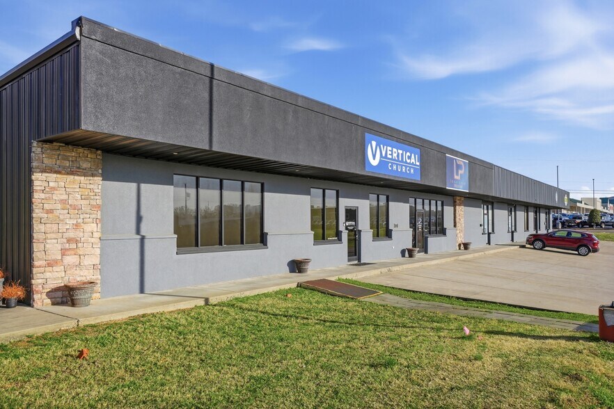 More Photos Of 3416-3422 N College Ave, Fayetteville Unknown For Lease