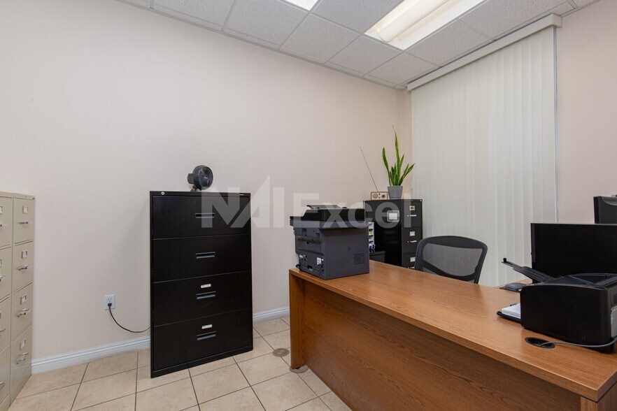 More Photos Of 1669 W Horizon Ridge Pky, Henderson Office For Sale
