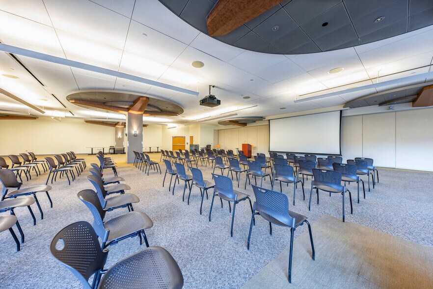 More Photos Of 1 Griffin Rd N, Windsor Office For Sale