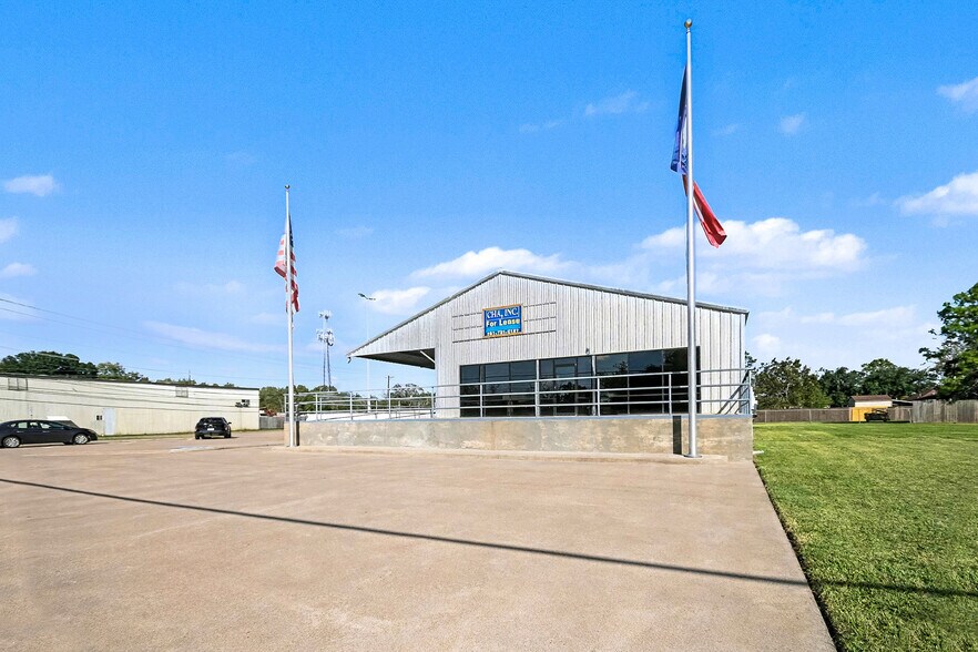 More Photos Of 110 N Walker St, Angleton Warehouse For Lease