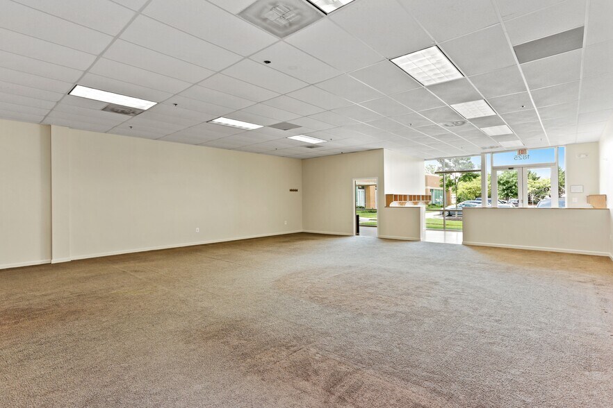 More Photos Of 4229 Lafayette Center Dr, Chantilly Business Park For Lease