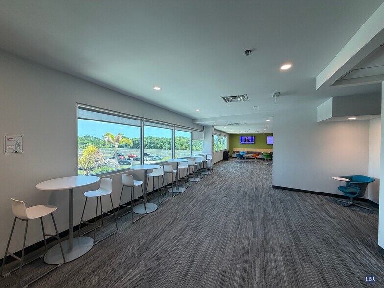 More Photos Of 1110 W Hibiscus Ave, Melbourne Flex For Lease
