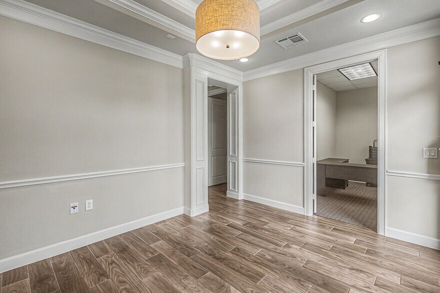 More Photos Of 633 E Fernhurst Dr, Katy Medical For Sale