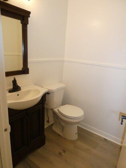 More Photos Of 447 W Burchett St, Glendale Office For Sale