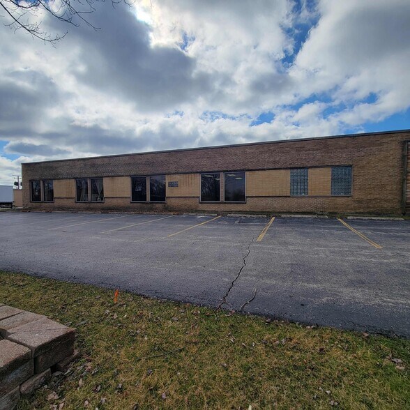 More Photos Of 301 W Interstate Rd, Addison Warehouse For Lease