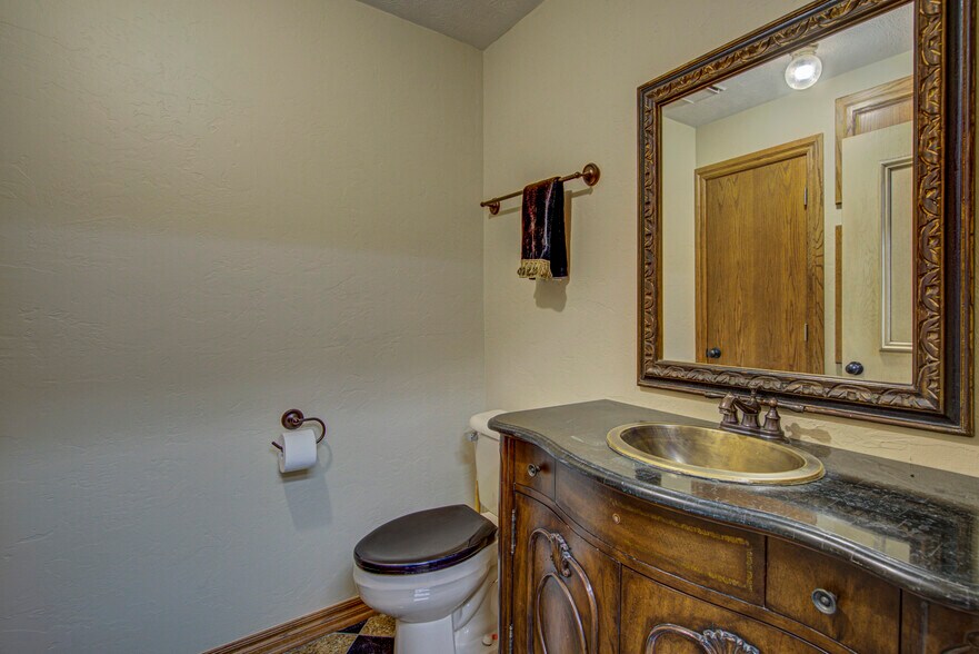 More Photos Of 2830 NW 32nd St, Newcastle Office For Sale