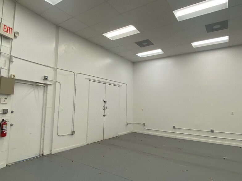 More Photos Of 3902 Burns Rd, Palm Beach Gardens Light Manufacturing For Lease