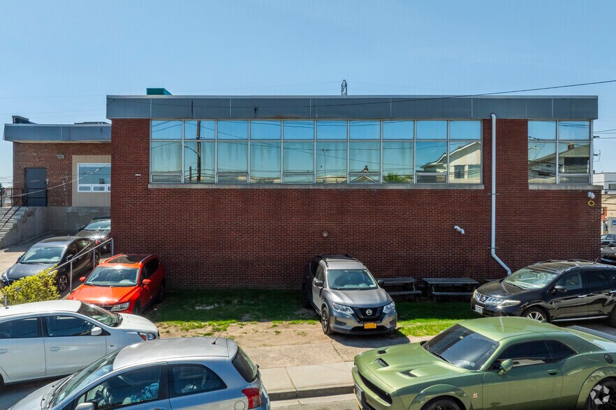 More Photos Of 15-17 Hoover St, Inwood Flex For Sale