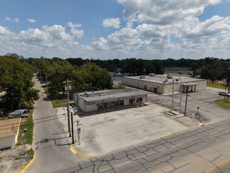 More Photos Of 1007 S Guadalupe St, Seguin Storefront For Sale