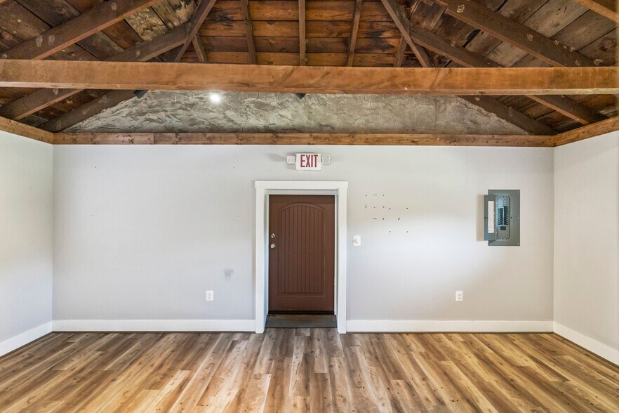 More Photos Of 601 Catoctin Cir NE, Leesburg Specialty For Lease