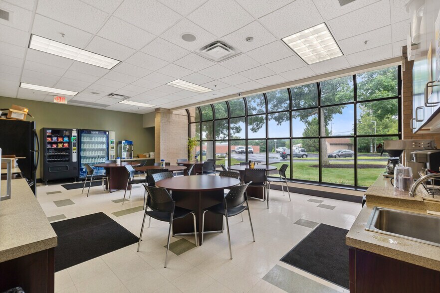 More Photos Of 161 Thorn Hill Rd, Warrendale Light Manufacturing For Lease