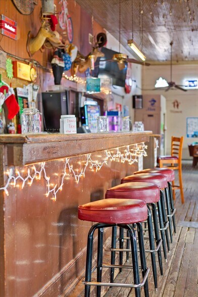 More Photos Of 121 E Oak St, West Sports And Entertainment For Sale