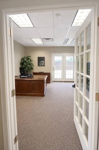 More Photos Of 5500 Woodland Park Blvd, Arlington Office Residential For Sale
