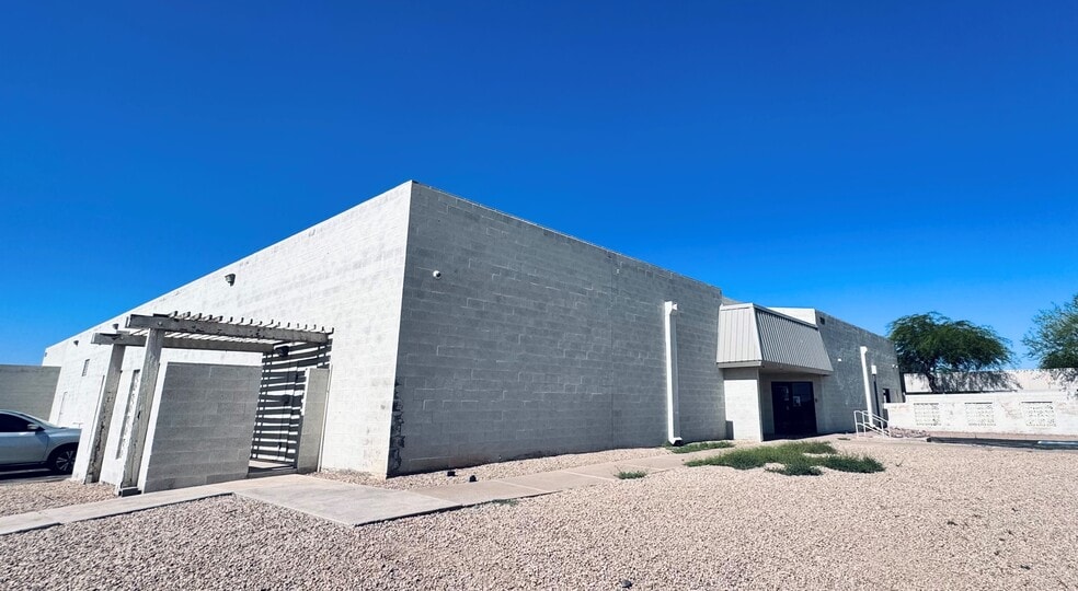 Primary Photo Of 701 N Golden Key St, Gilbert Manufacturing For Sale