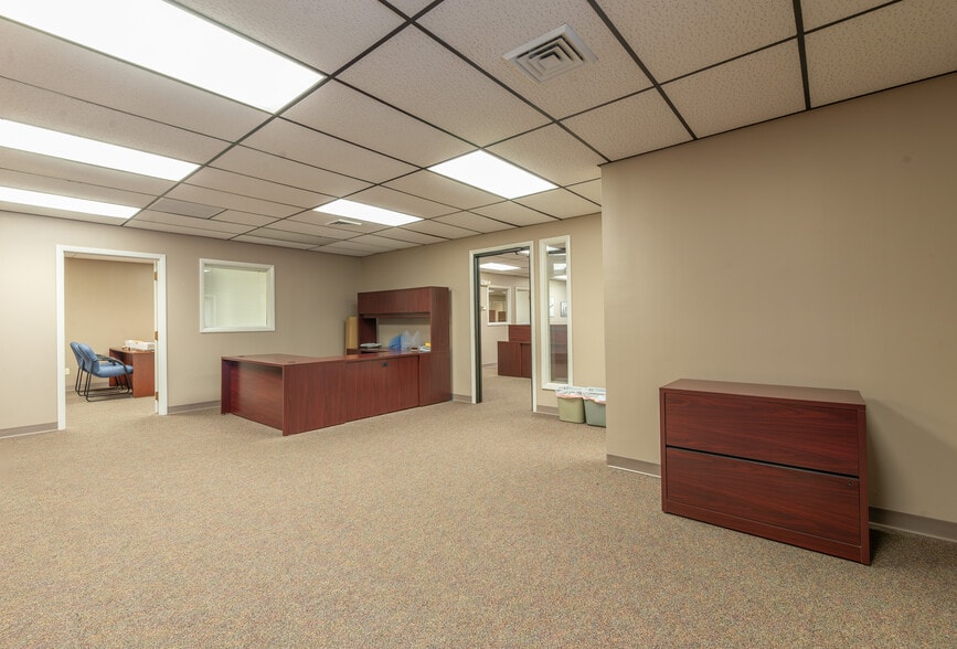 More Photos Of 210 W Spring St, Freeport Office For Sale