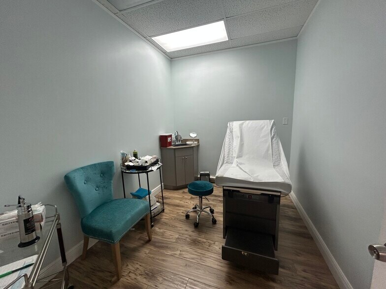 More Photos Of 3226-3230 W Kennedy Blvd, Tampa Storefront Retail Office For Sale