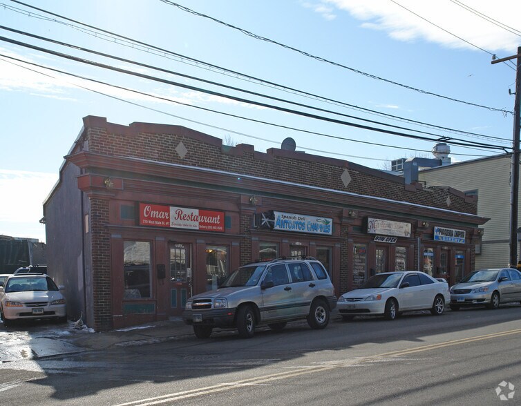 More Photos Of 210 W Main St, Stamford Freestanding For Lease