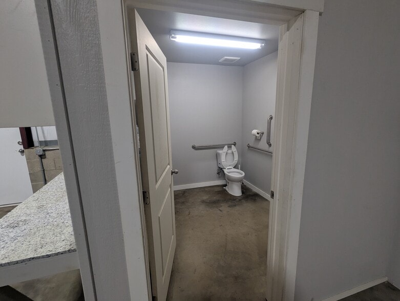 More Photos Of 1505 Green Siding Rd, Roseburg Warehouse For Lease