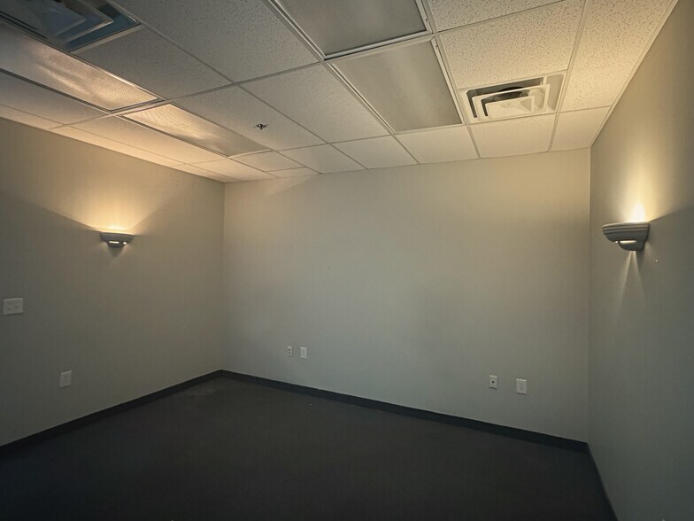 More Photos Of 5023 Mud Ln, Louisville Storefront For Lease