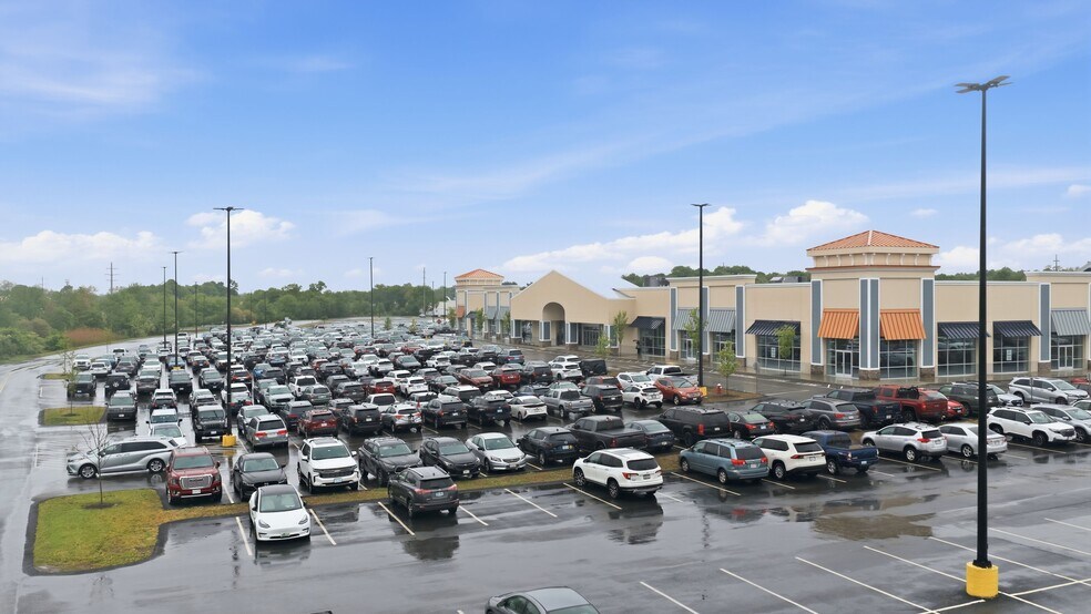 More Photos Of 262 Swansea Mall Dr, Swansea Unknown For Lease