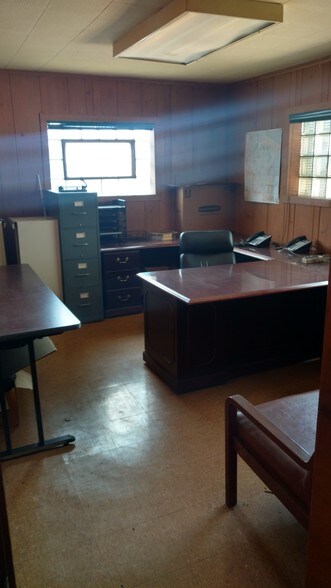 More Photos Of 2715 N 15th St, Sheboygan Showroom For Sale