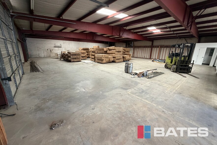More Photos Of 1850 W Commerce St, Dallas Distribution For Lease