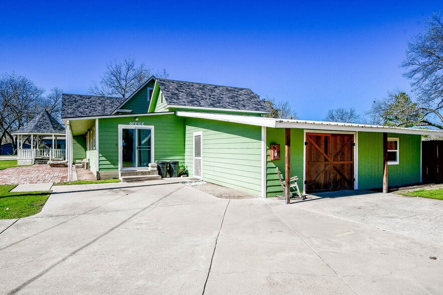 More Photos Of 512 N Travis St, Granbury Hospitality For Sale