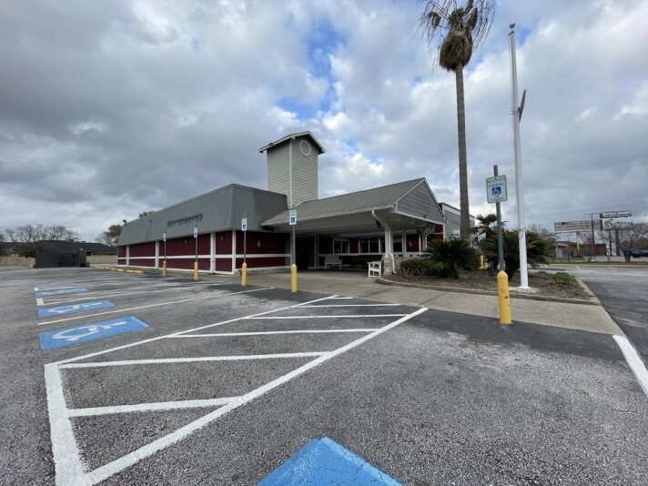 Primary Photo Of 2820 I-10 E, Beaumont Restaurant For Lease