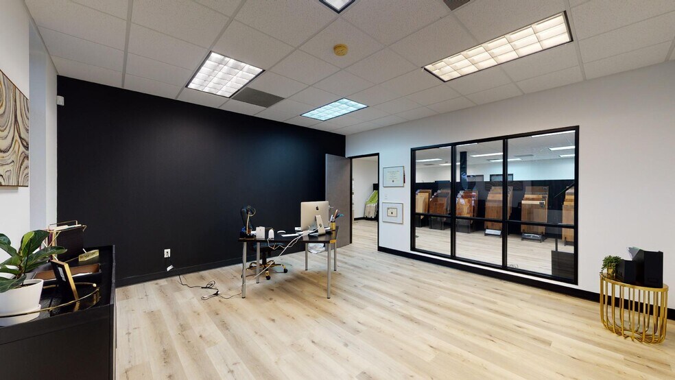 More Photos Of 3827 Promontory Point Dr, Austin Showroom For Sale