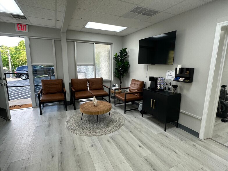More Photos Of 1401 Applewood Dr, Dalton Medical For Lease
