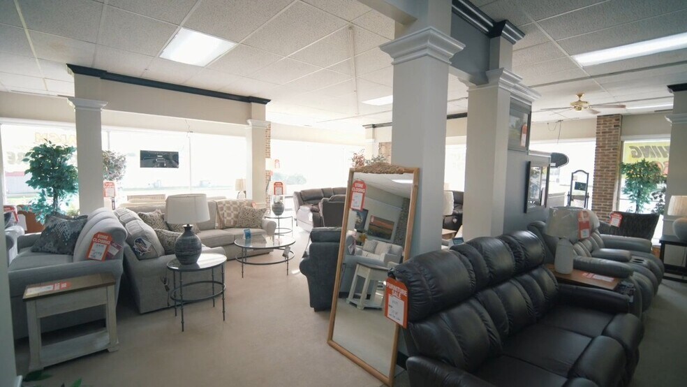 More Photos Of 101 9th St, Charles City General Retail For Sale