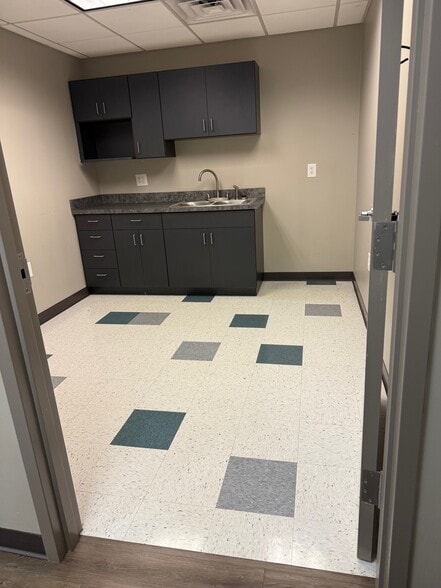 More Photos Of 1000 Hawthorne Ave, Athens Medical For Lease
