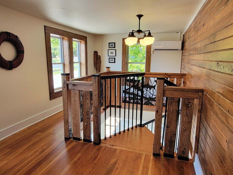 More Photos Of 110 Mc Lean Ave, Cotter Hotel For Sale