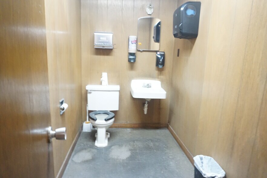 More Photos Of 3605 N Davis Hwy, Pensacola Warehouse For Sale