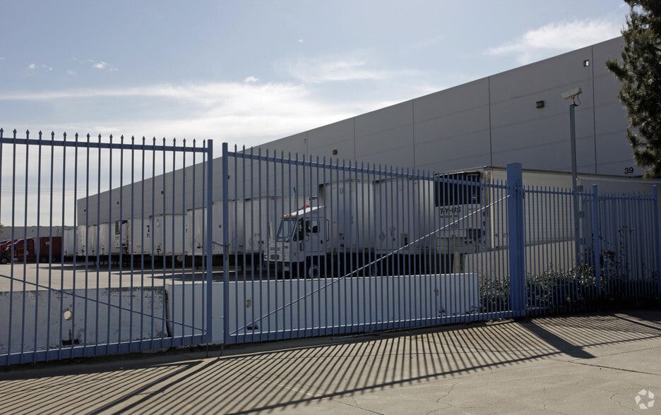 More Photos Of 10613 Jasmine St, Fontana Distribution For Lease