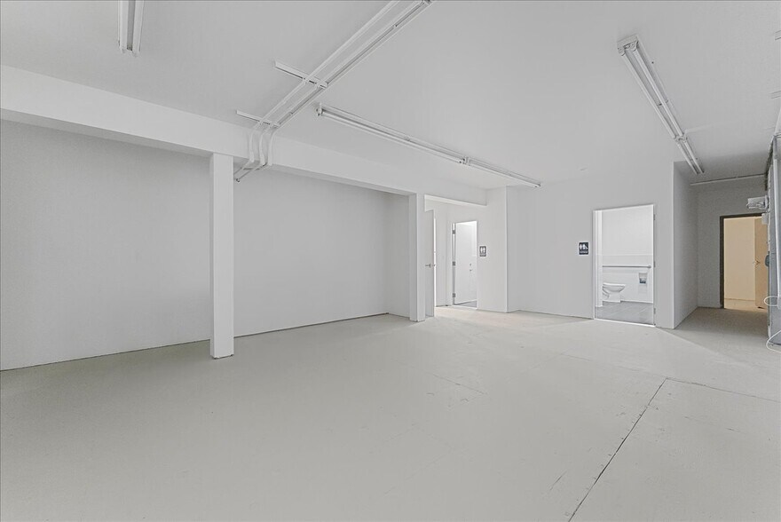 More Photos Of 176 N La Brea Ave, Los Angeles Storefront Retail Office For Sale