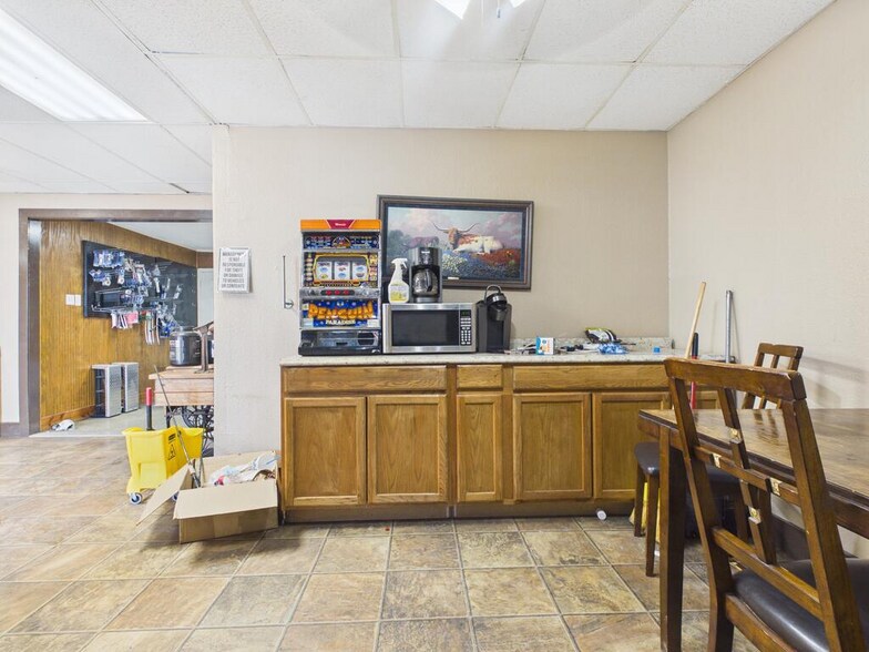 More Photos Of 1014 S Stockton Ave, Monahans Warehouse For Sale