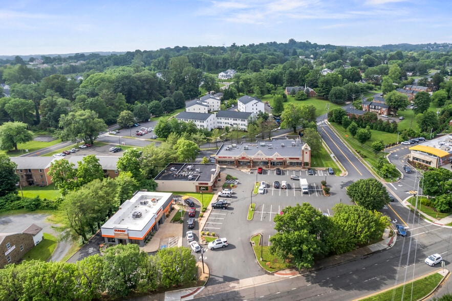 More Photos Of 322-323 W Lee Hwy, Warrenton Freestanding For Lease