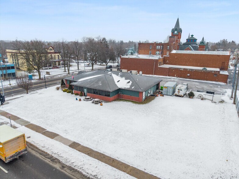 More Photos Of 212 Main St, Oneida General Retail For Sale