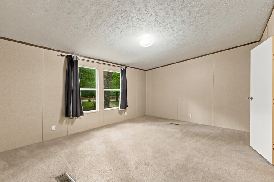 More Photos Of 7362 Washington Ave, Montgomery Flex For Sale