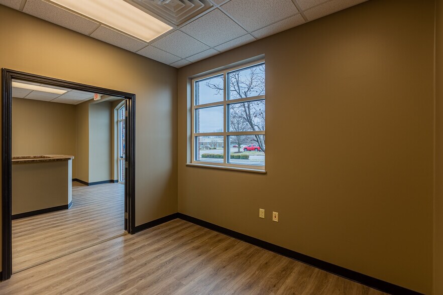 More Photos Of 120 Center Pointe Dr, Clarksville Office For Lease