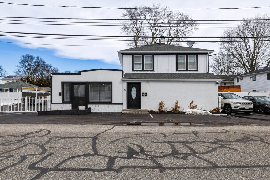 More Photos Of 150 N Delaware Ave, Lindenhurst Storefront Retail Residential For Sale