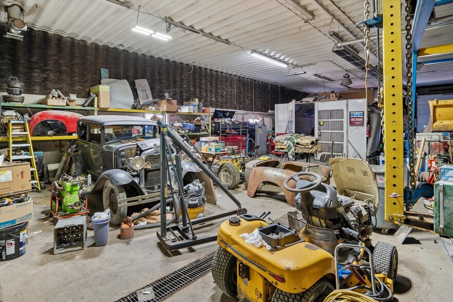 More Photos Of 215 S Division St, Stuart Warehouse For Lease