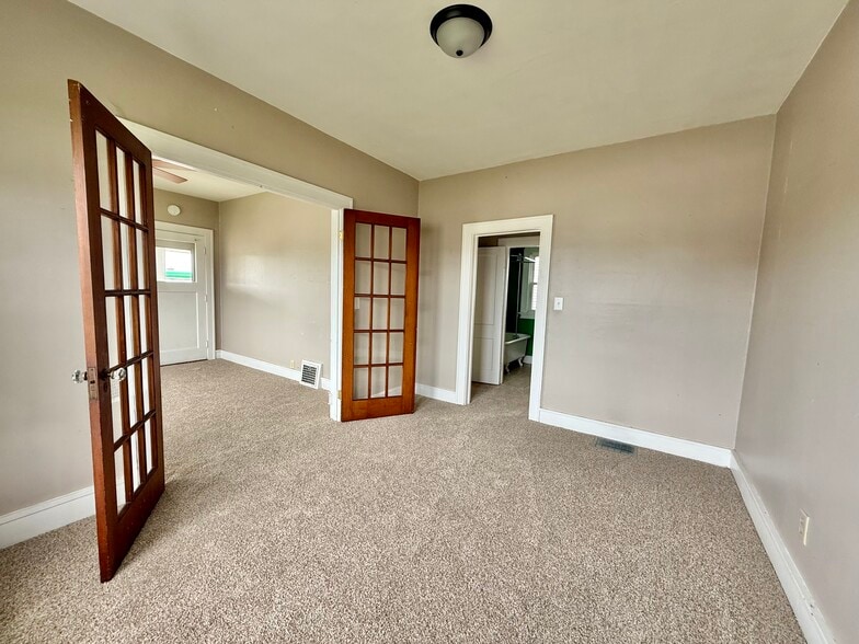 More Photos Of 4529 11th St, Rock Island Office For Sale