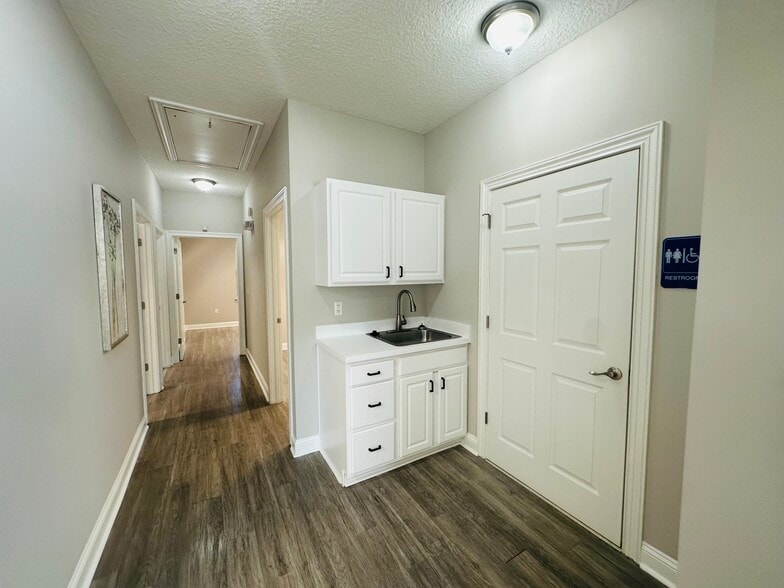 More Photos Of 12443 San Jose Blvd, Jacksonville Medical For Lease