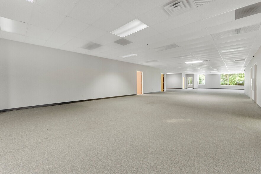 More Photos Of 8645 E Backwater Rd, North Webster Showroom For Lease