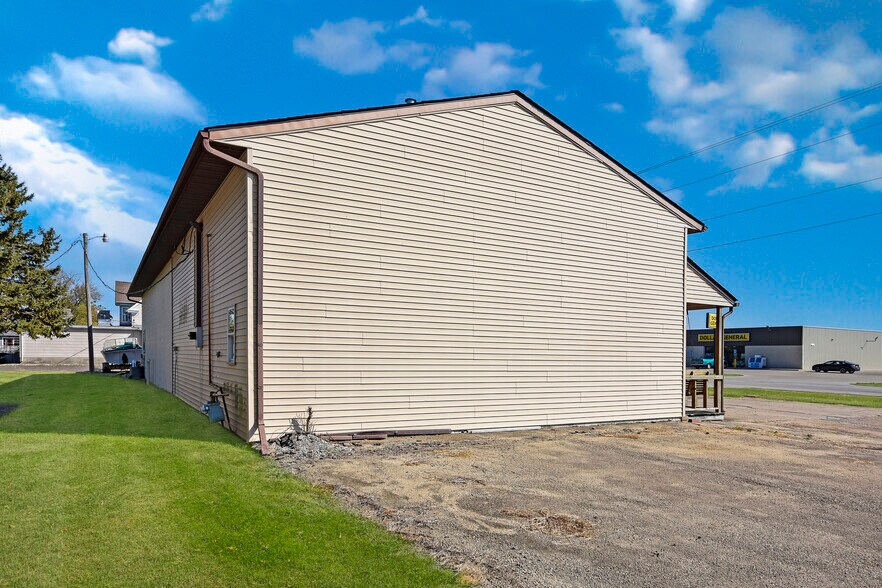 More Photos Of 100 W Falcon Hwy, Flanagan Flex For Sale